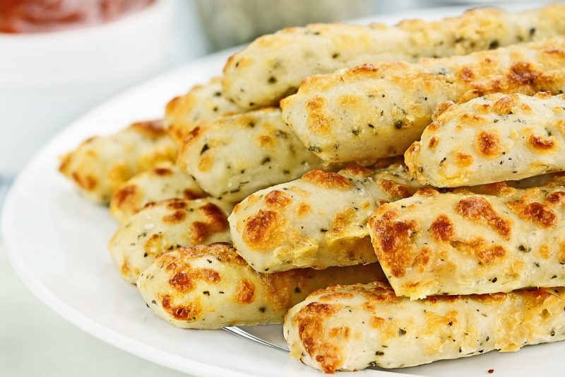 BAGETE S SKORJICO IZ PARMEZANA IN ORIGANA