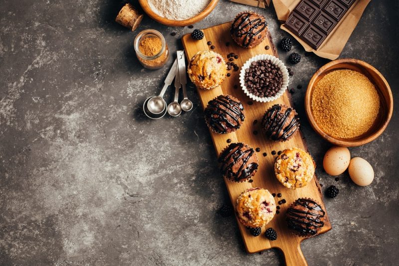 ČOKOLADNI MUFFINI Z ROBIDAMI
