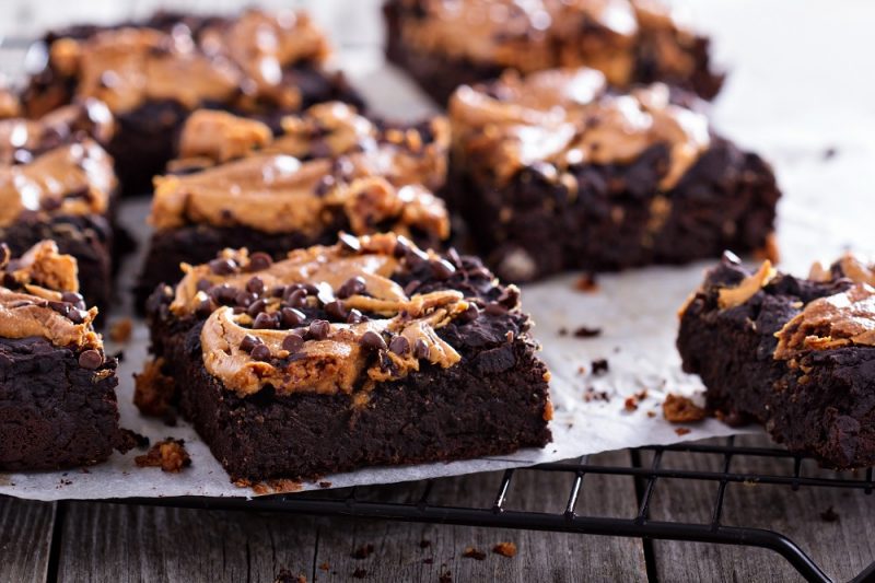 BROWNIJI S ČOKOLADO IN ARAŠIDOVIM MASLOM
